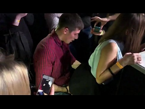 ❤️ Pravi seks u ruskom noćnom klubu. 18-godišnja Ruskinja u anusu i vagini pojebana u noćnom klubu ❤️❌ Seks video na hr.teatroporno.ru ❌️❤
